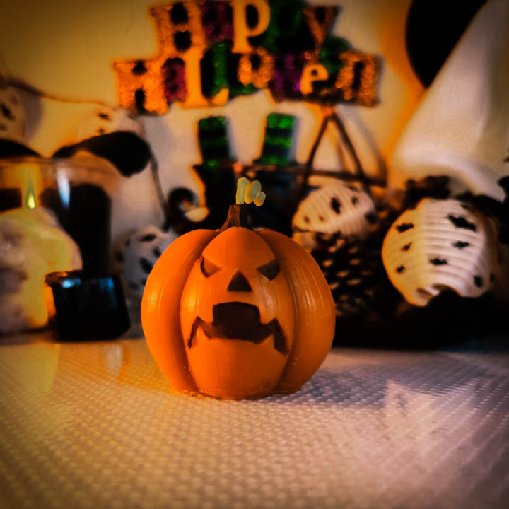 Velas de calabazas talladas Halloween enfadada